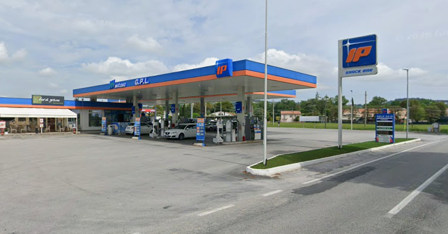 FOLLIA AL DISTRIBUTORE IP DI PADIGLIONE: TUNISINO 23ENNE COSPARGE DI BENZINA UN FURGONE E MINACCIA L'INCENDIO