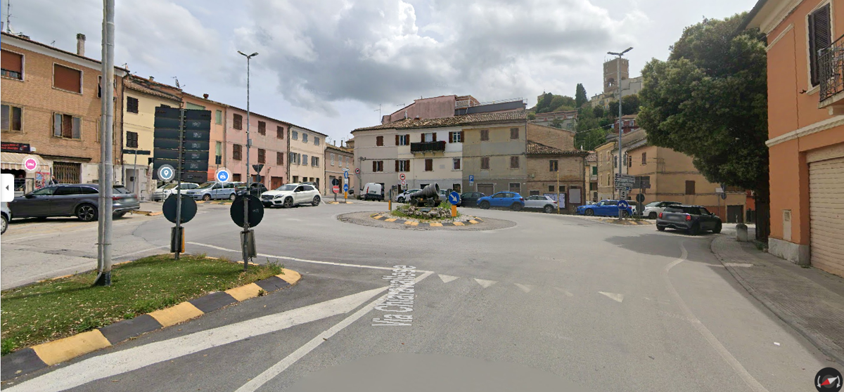 ORE 19, CANI POLIZIOTTO AL LAVORO AL BORGO: LOCALE ABBASSA LE SERRANDE, RIONE COL FIATO SOSPESO