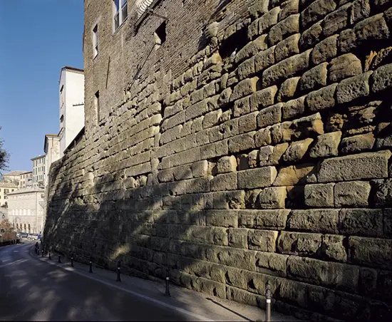 2.200 ANNI DI STORIA PER LE MURA DIMENTICATE DI AUXIMUM