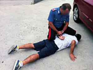 PASSATEMPO, 23ENNE PERDE IL CONTROLLO E MANDA 4 CARABINIERI AL PRONTO SOCCORSO