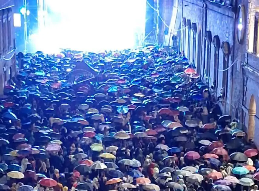 THE KOLORS A NUMERO CHIUSO, MONTA L'IMBARAZZO DEL SINDACO GLORIO