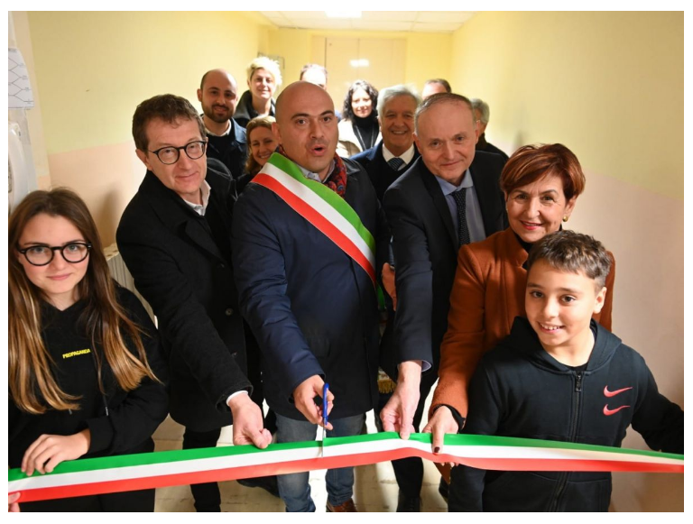 DUE SCUOLE IN UN SOLO PALAZZO E PRANZO SUI BANCHI: LA POLITICA NON SPIEGA IL REBUS DELLA CONVIVENZA FORZATA TRA GIULIO CESARE E KRUEGER