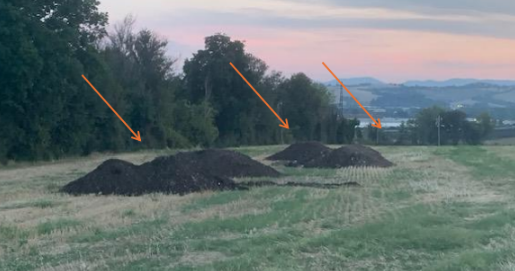 VIA GATTUCCIO, SI CONTINUA AD ARARE NEL CAMPO CONTAMINATO A FERRAGOSTO