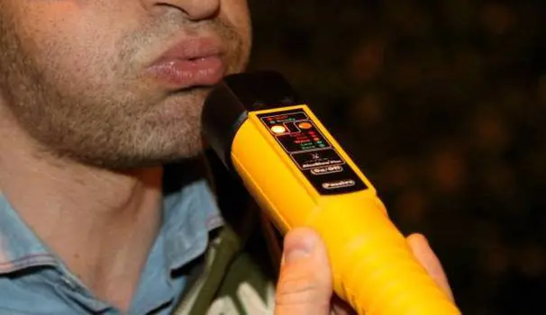OSIMANO FA IL "FENOMENO" A OSTRA: LITIGA, ALZA IL GOMITO E PERDE L'AUTO. MA LA VERA NOTIZIA E' CHE LI I VIGILI LAVORANO PURE DI DOMENICA SERA!