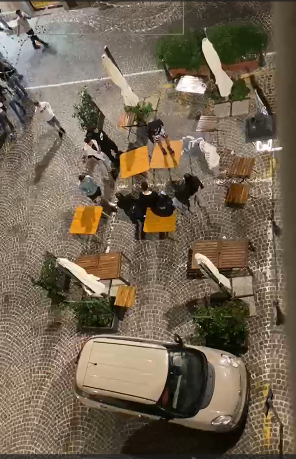 BOTTIGLIATE E TEPPISMO GRATUITO, ECCO LA NUOVA OSIMO BY NIGHT