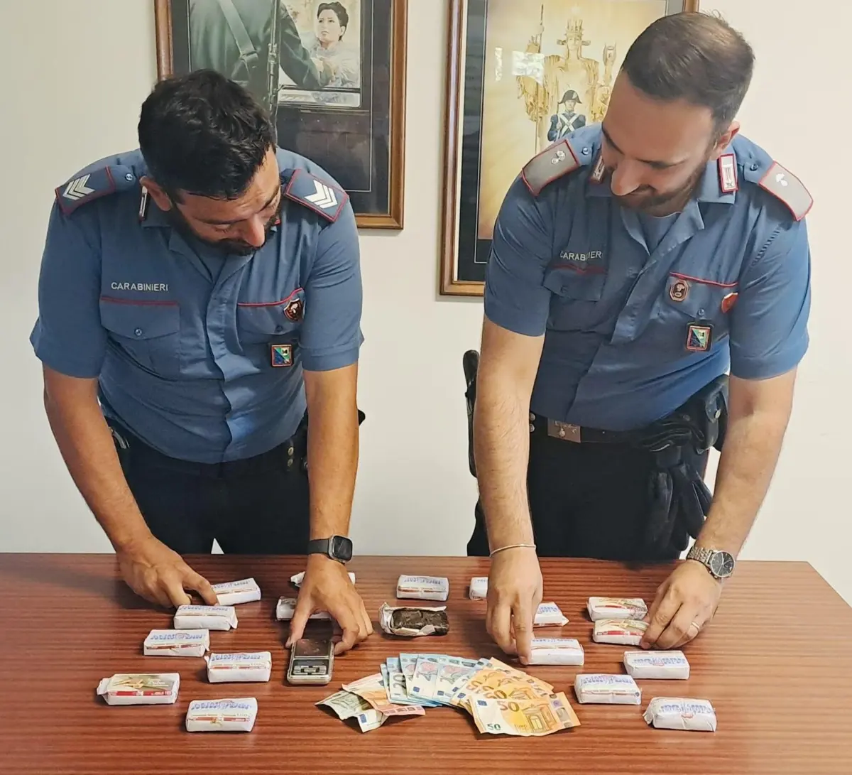 FACCIA A FACCIA NOTTURNO CON I CARABINIERI: 21ENNE A PIEDI PER LORETO CON QUASI 2 CHILI DI HASHISH