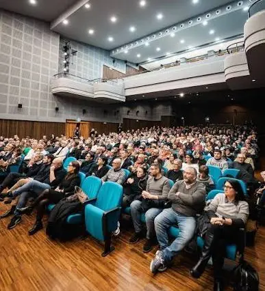TEATRO ASTRA, PLATEA A RISCHIO: A CASTELFIDARDO LA VIA DI FUGA È UN DIRUPO NEL FANGO: E ASCANI LO SA DAL 2022